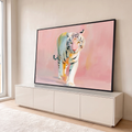 Tigre branco caminhando de frente em pinceladas pastel sobre fundo rosa, quadro decorativo