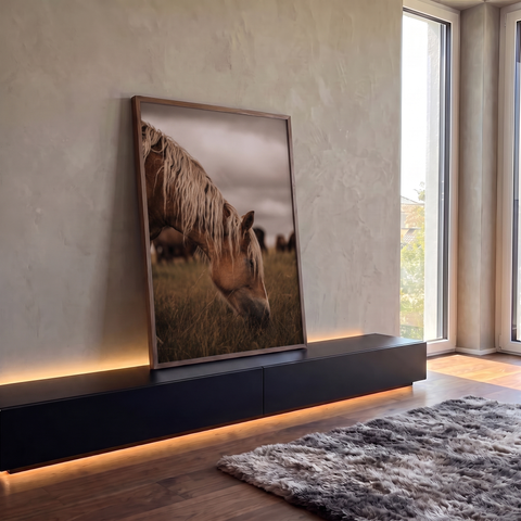 Quadro Decorativo Grande Cavalo Crina Loira para Sala Marrom | quadros decorativos para sala | cavalo castanho de crina loira pastando em campo de grama seca | Porao dos Quadros