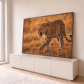 Leopardo de manchas pretas rosnando e caminhando no capim dourado da savana ao entardecer, quadro decorativo
