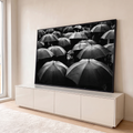 Menino solitário entre guarda-chuvas pretos na chuva, fotografia em preto e branco, quadro decorativo