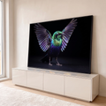 Pássaro de penas iridescentes verde e roxo com asas abertas sobre fundo preto, quadro decorativo