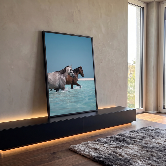 Cavalo tordilho e cavalo baio caminhando no mar raso turquesa sob céu azul, quadro decorativo