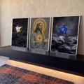 Quadro Decorativo Kit 3 Telas Jesus para Sala | quadros decorativos para sala | Jesus Cristo com auréola dourada entre um lírio branco e uma orquídea azul | em Quadros para Sala | Porao dos Quadros