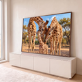 Quadro Decorativo Grande Família Savana para Sala Marrom | quadros decorativos para sala | três girafas adultas acolhendo um filhote na savana sob céu azul | em Quadros para Sala | Porao dos Quadros