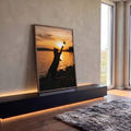 Silhueta de gato em pé tentando pegar borboleta no pôr do sol laranja sobre lago, quadro decorativo