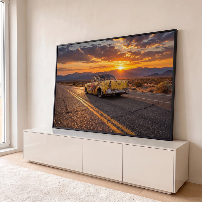 Chevrolet hot rod amarelo enferrujado em estrada no deserto ao pôr do sol com montanhas, quadro decorativo