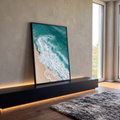 Quadro Decorativo Onda Quebrando na Praia Vista de Cima | quadros decorativos para sala | vista aérea de onda azul-turquesa quebrando em espuma branca sobre areia clara | em Quadros para Sala | Porao dos Quadros