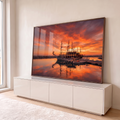 Quadro Decorativo Grande Veleiro Marina para Sala Laranja | quadros decorativos para sala | veleiro atracado em marina sob céu alaranjado de pôr do sol com reflexo na água | em Quadros para Sala | Porao dos Quadros