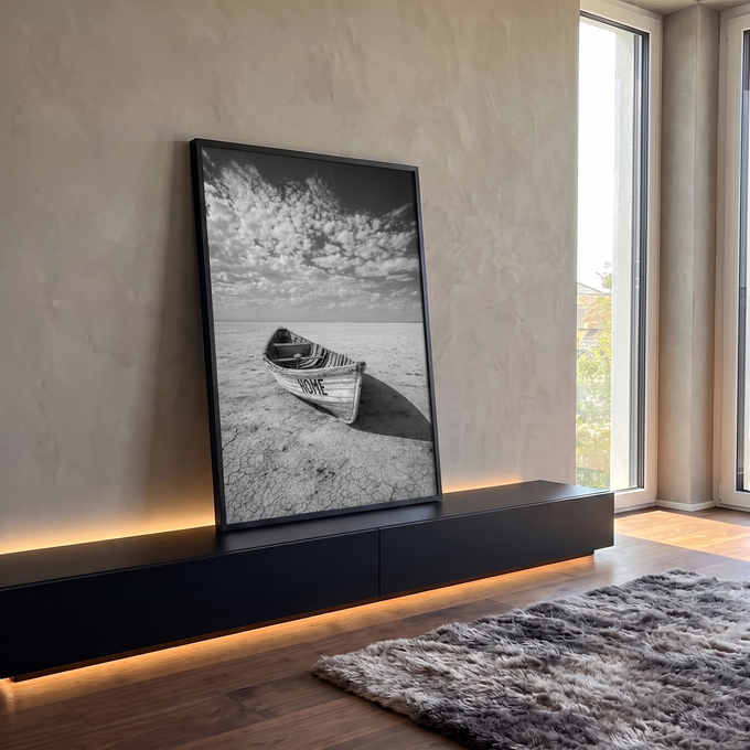 Barco de madeira escrito HOME em terra rachada sob céu com nuvens, preto e branco, quadro decorativo