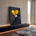 Mulher de cabelo preto com coração de papel amarelo nos olhos e batom vermelho escorrendo, quadro decorativo