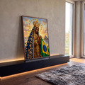 Quadro Decorativo Grande Nossa Senhora Bandeira para Sala | quadros decorativos para sala | Nossa Senhora com manto azul e coroa dourada segurando a bandeira do Brasil | em Quadros para Sala | Porao dos Quadros