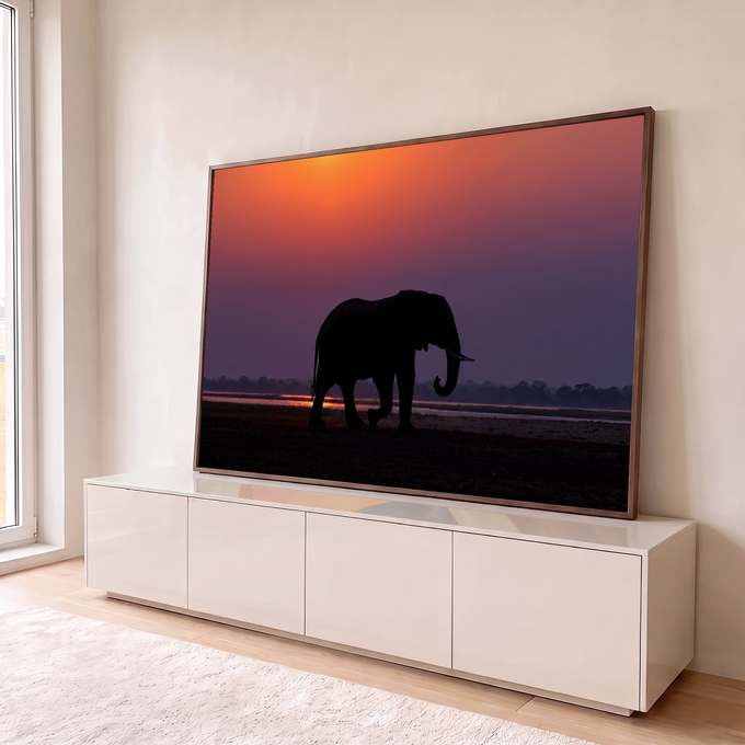Silhueta de elefante caminhando na savana sob céu roxo e laranja do pôr do sol, quadro decorativo