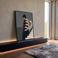 Mulher de chapéu e casaco preto entre cegonhas brancas de bico vermelho e escada branca, quadro decorativo