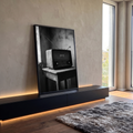 Rádio antigo com antenas sobre banco de madeira em parede desgastada, foto preto e branco, quadro decorativo