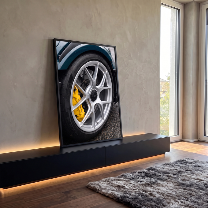 Quadro Decorativo Grande Roda Esportiva para Escritório Azul | quadros decorativos para sala | close de roda esportiva prateada com pinça de freio amarela e pneu preto | em Quadros para Escritório | Porao dos Quadros