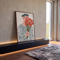 Quadro Decorativo Homem de Boina com Buquê de Papoulas | quadros decorativos para sala | homem de boina azul segurando buquê de papoulas vermelhas em ilustração de traços simples | em Quadros para Sala | Porao dos Quadros