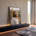 Quadro Decorativo Grande Homem de Jesus para Sala Bege | quadros decorativos para sala | homem de barba sorrindo em túnica bege num olival ao entardecer | em Quadros para Sala | Porao dos Quadros
