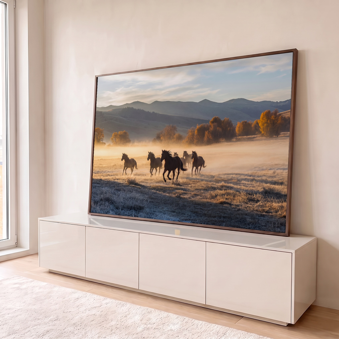 Manada de cavalos galopando em campo com névoa ao amanhecer, árvores de outono e montanhas, quadro decorativo