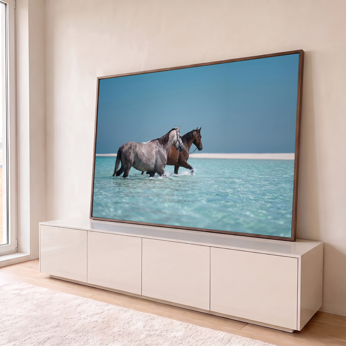Quadro Decorativo Grande Cavalos Caminhando para Sala Azul | quadros decorativos para sala | dois cavalos caminhando em água turquesa rasa com areia branca ao fundo | em Quadros para Sala | Porao dos Quadros