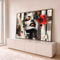 Rosto de mulher de olhos fechados com lábios dourados, lírio vermelho e colagem geométrica, quadro decorativo