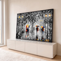 Quadro Decorativo Grande Alameda Chuvosa para Sala Preto | quadros decorativos para sala | casais caminhando sob guarda-chuvas coloridos em alameda preto e branco chuvosa | em Quadros para Sala | Porao dos Quadros