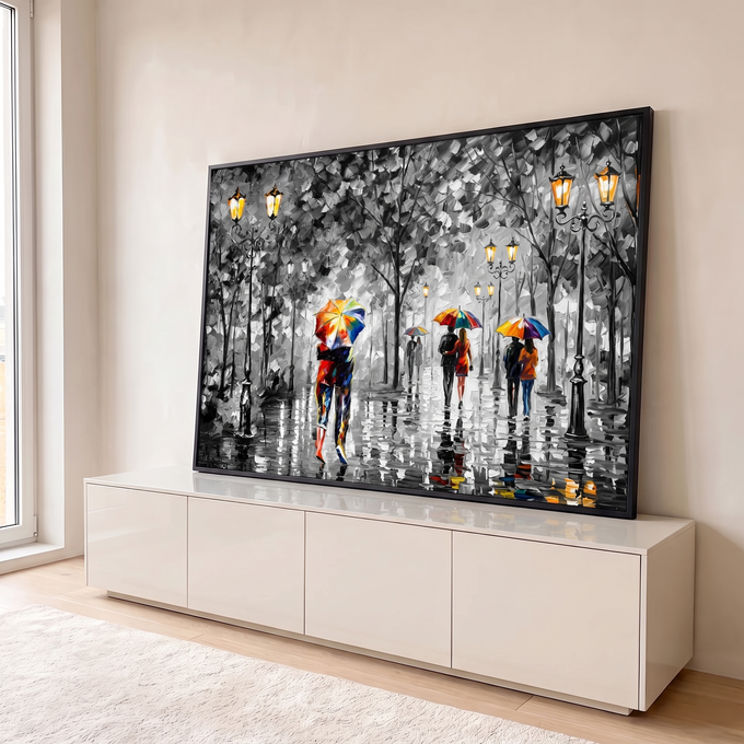 Quadro Decorativo Grande Alameda Chuvosa para Sala Preto | quadros decorativos para sala | casais caminhando sob guarda-chuvas coloridos em alameda preto e branco chuvosa | em Quadros para Sala | Porao dos Quadros