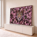 Quadro Decorativo Grande Leopardo de Olhos para Sala Rosa | quadros decorativos para sala | rosto de leopardo com olhos azuis cercado por flores cor-de-rosa | em Quadros para Sala | Porao dos Quadros