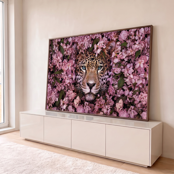 Quadro Decorativo Grande Leopardo de Olhos para Sala Rosa | quadros decorativos para sala | rosto de leopardo com olhos azuis cercado por flores cor-de-rosa | em Quadros para Sala | Porao dos Quadros