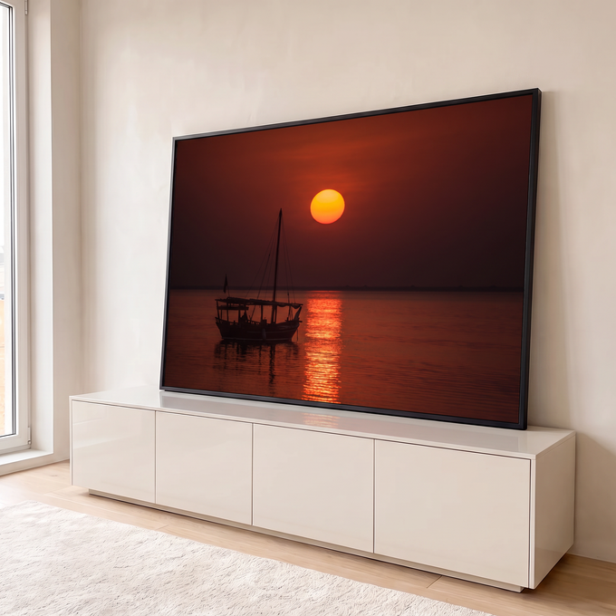 Veleiro árabe em silhueta sob sol laranja no mar calmo com reflexo dourado, quadro decorativo