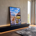 Gato ruivo em poltrona de vime num terraço de azulejos azuis com vista para Positano, quadro decorativo