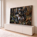 Lobo de olhos âmbar junto a riacho com pedras e musgo na floresta de outono, em óleo, quadro decorativo