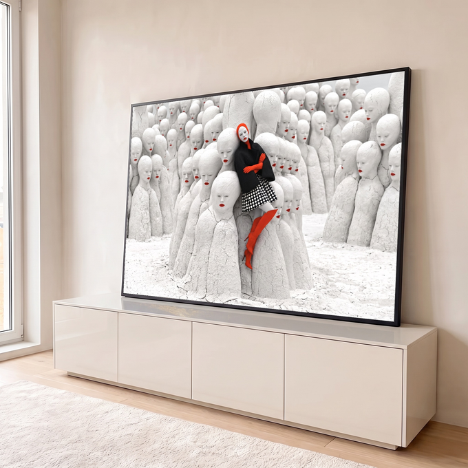 Quadro Decorativo Grande Mulher de Vermelho para Sala Branco | quadros decorativos para sala | mulher de vermelho e preto recostada entre estátuas brancas rachadas com lábios vermelhos | em Quadros para Sala | Porao dos Quadros