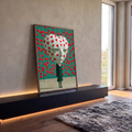 Figura surreal com cabeça de coração e corações vermelhos suspensos em fundo verde, quadro decorativo