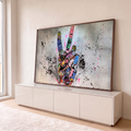 Quadro Decorativo Grande Mão de Grafite para Sala Cinza | quadros decorativos para sala | mão fazendo sinal da paz coberta por grafites coloridos e respingos de tinta | em Quadros para Sala | Porao dos Quadros