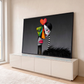 Casal surreal com rostos geométricos coloridos e coração vermelho sobre fundo cinza, quadro decorativo