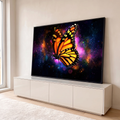 Borboleta-monarca laranja e preta voando sobre nebulosa roxa e céu estrelado, quadro decorativo