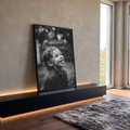 Garoto molhado sorrindo com a língua de fora sob gotas de chuva em preto e branco, quadro decorativo