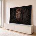 Quadro Decorativo Grande Leão Espreitando para Sala Marrom | quadros decorativos para sala | leão de juba dourada espreitando atrás de um tronco de árvore na floresta escura | em Quadros para Sala | Porao dos Quadros