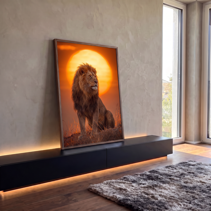 Quadro Decorativo Grande Leão Sentado para Sala Laranja | quadros decorativos para sala | leão sentado em silhueta dourada contra grande sol laranja ao entardecer | Porao dos Quadros