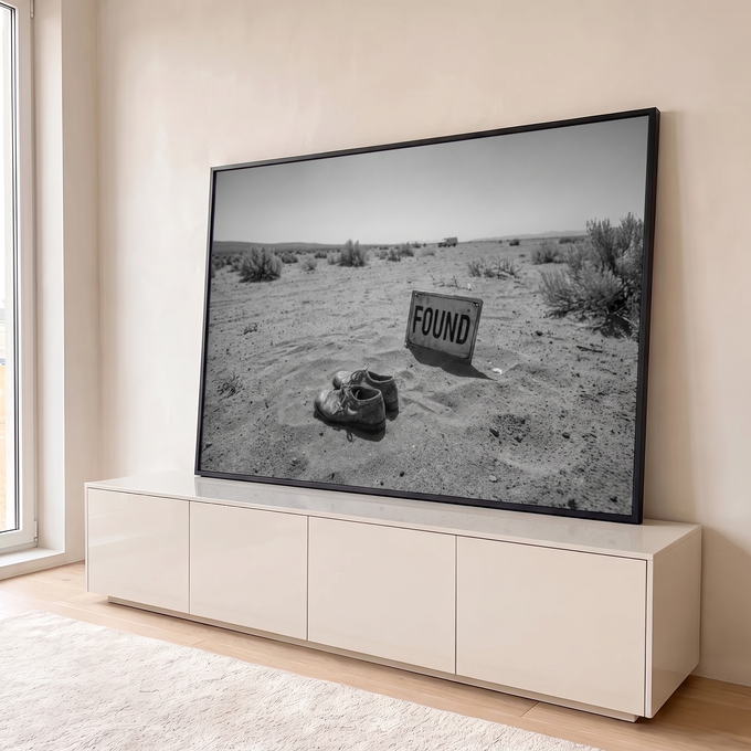 Quadro Decorativo Grande Sapatos e Placa para Sala Preto | quadros decorativos para sala | sapatos velhos na areia ao lado de placa found em deserto preto e branco | em Quadros para Sala | Porao dos Quadros