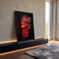 Galo com crista e barbela bordadas em flores vermelhas, olho laranja, fundo preto, quadro decorativo