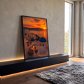Pôr do sol laranja sobre o mar em Santorini com casas brancas e cúpulas azuis, quadro decorativo