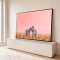 Pintura a óleo de duas zebras abraçadas no capim dourado sob céu rosa, quadro decorativo