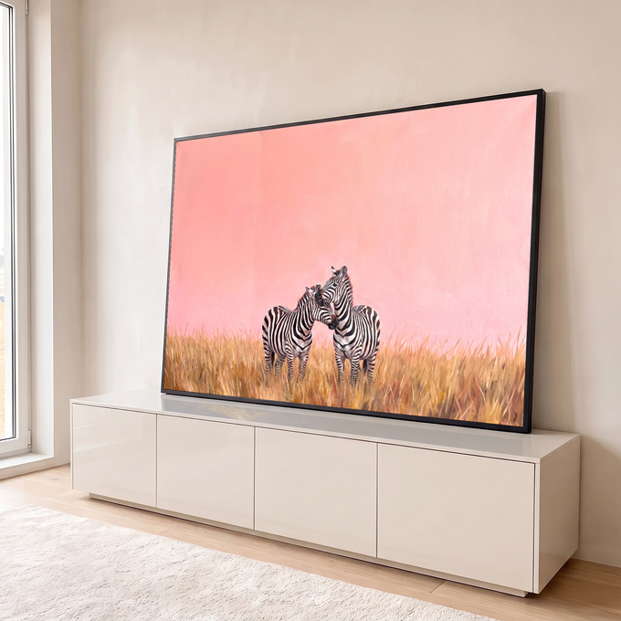 Pintura a óleo de duas zebras abraçadas no capim dourado sob céu rosa, quadro decorativo