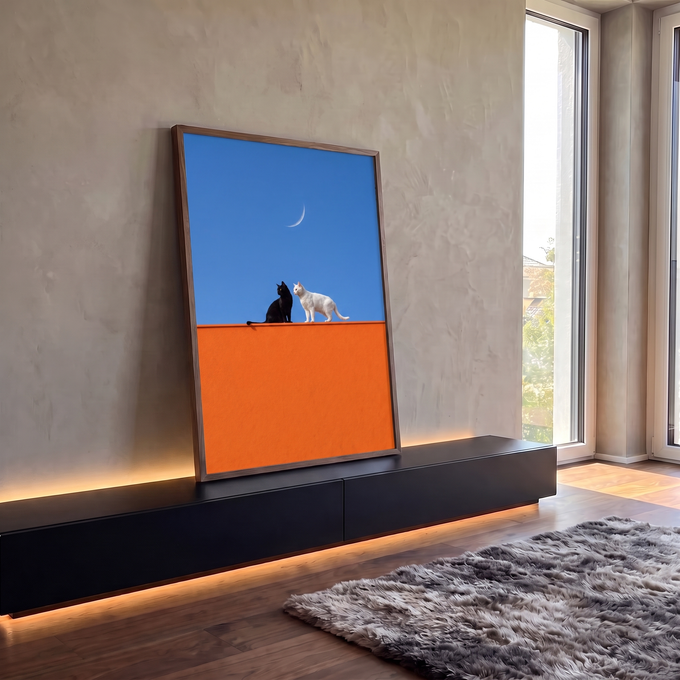 Quadro Decorativo Grande Gato Preto e Gato para Sala Laranja | quadros decorativos para sala | gato preto sentado e gato branco em pé sobre muro laranja com lua crescente ao fundo | em Quadros para Sala | Porao dos Quadros