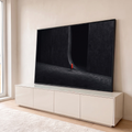 Figura de manto vermelho caminhando entre paredes de concreto escuro, arte minimalista, quadro decorativo