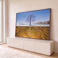 Árvore nevada sob céu azul com raízes douradas espelhadas na terra, pintura a óleo, quadro decorativo