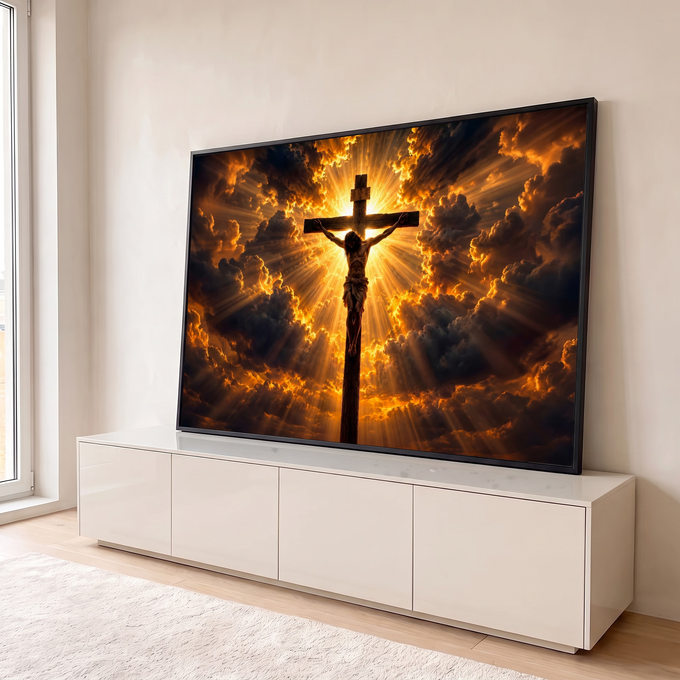 Jesus crucificado em cruz de madeira diante de raios de luz dourada e nuvens escuras, quadro decorativo