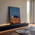 Cavalo negro caminhando em campo de grama dourada com lua cheia no céu azul, quadro decorativo