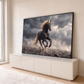 Cavalo negro de crina dourada galopando entre poeira e nuvens de tempestade, quadro decorativo